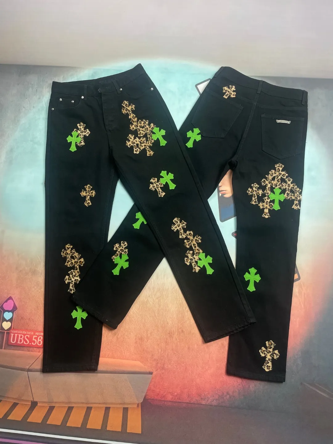 🅿️270 🔘Style No.-KL133 🔘Cro Heart𝐂𝐡𝐫𝐨𝐦𝐞 𝐇𝐞𝐚𝐫𝐭 Matty Boy Sex Records Series Limited Edition Leather Leopard High Street Workwear Jeans* [Same style as Wu Jianhao and Bian Baekhyun] Crocodile Heart CH Jeans are the pinnacle of craftsmanship. The birth of each pair of pants must first be washed and then dismantled. The craftsmen use their superb craftsmanship to cut the sheepskin into a cross shape by hand, stitch it carefully stitch by stitch, and then re-piece it together. The process is too complicated to describe. As long as you hold it in your hand, you can intuitively appreciate the top-notch texture that hits you. That kind of good-looking, no need to say much, you can know it at a glance. The fabric is made of thick beaded canvas. After heavy washing, the texture of the upper body is greatly improved, the unique texture appears naturally, and the trousers are straight, showing the wearer's ability and coolness. The whole trousers use three-dimensional cutting technology and strictly follow ergonomics. Both the visual appearance and the wearing experience are impeccable. From details to accessories, these jeans are also exquisite. The hardware is strictly customized according to the ZP original version, with high quality, strong and durable; the customized small leather label design is unique and highlights the high-end positioning of the brand. After being washed, the originally thick beaded canvas not only feels soft and skin-friendly, but also has excellent breathability, providing the wearer with all-day comfort. The pants are made of fine workmanship, and every trace is neat and detailed. From the overall design to the details, they all show a simple yet exquisite style. They are worthy of being a classic among Croxin's many items.  Size: S M L XL XXL (28.30.32.34.36) Color: Black